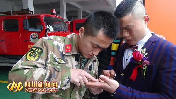 新郎婚礼上交换婚戒手指被卡住 消防员帮脱困 