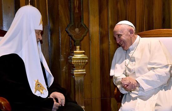 1455363041409742.jpg 基利尔一世(左)与方济各(右)会晤现场(网页截图).jpg