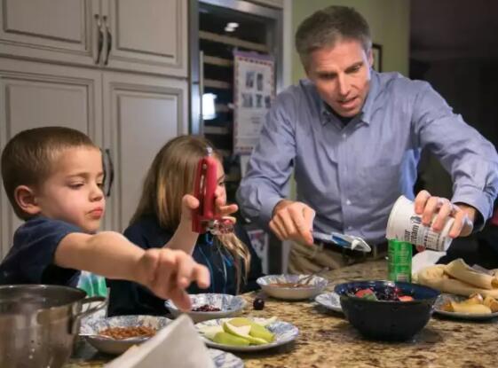 成功孩子家长的十共同点：做孩子的榜样和朋友