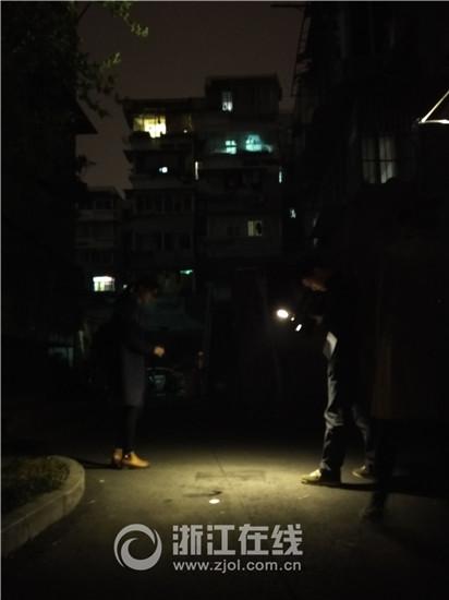 杭州一小区过道现死婴 被包裹垃圾袋内疑遭空抛