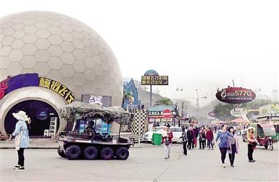 吴迪最喜欢耍的水陆坦克。 记者 雷键