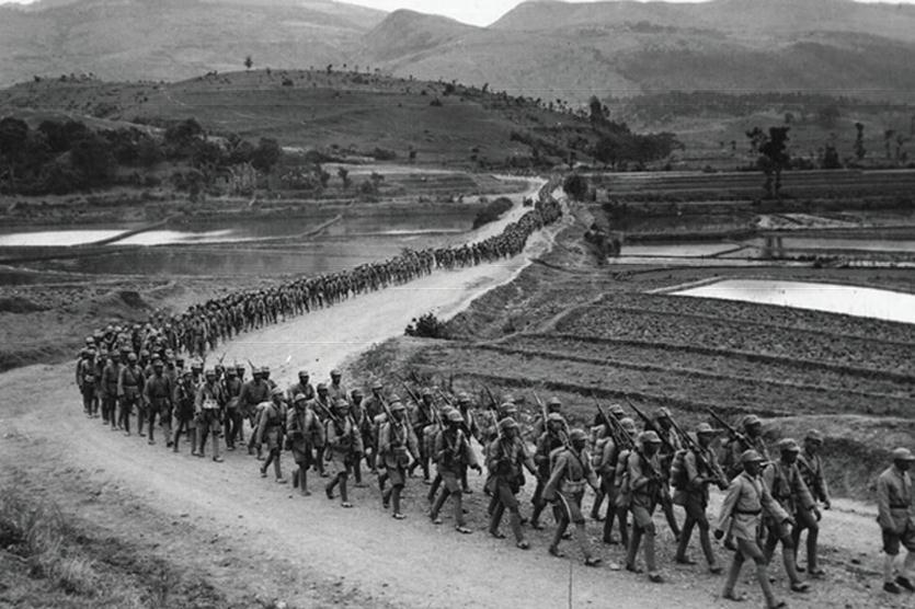 1459773898938547.jpg 70 年前中国远征军在缅甸战场行军途中.jpg