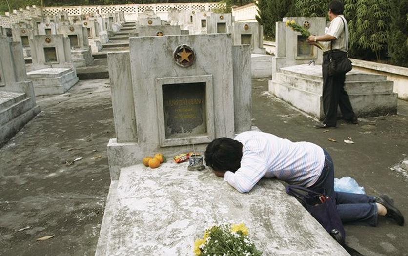 1459774011515216.jpg 四十多年后,郦材江烈士的妻子于凤娇,第一次来到丈夫位于越南盛兴陵园的墓前.jpg