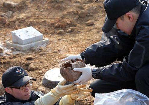 1459774113349944.jpg 韩国向中国移交志愿军烈士遗骸共437具.jpg