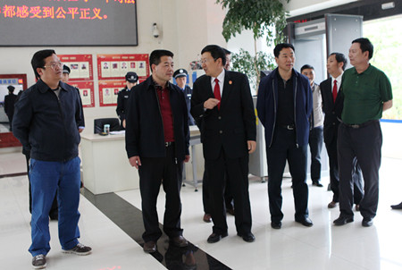 1461743187902864.jpg 曲靖市委常委、政法委书记吴朝武莅临会泽法院调研指导.JPG