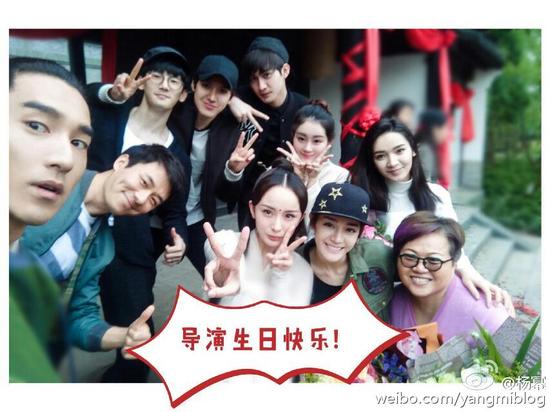 1461765589607004.jpg 杨幂晒合影祝导演生日快乐.jpg