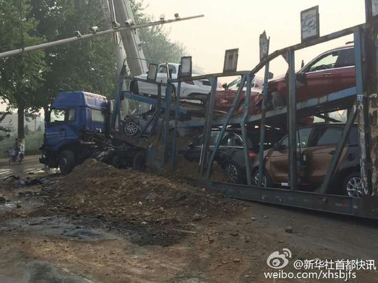 北京：多车相撞 11辆奔驰被毁