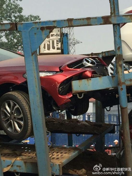 北京：多车相撞 11辆奔驰被毁