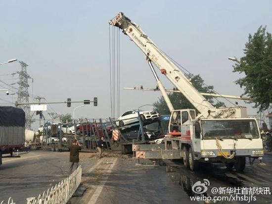 北京：多车相撞 11辆奔驰被毁