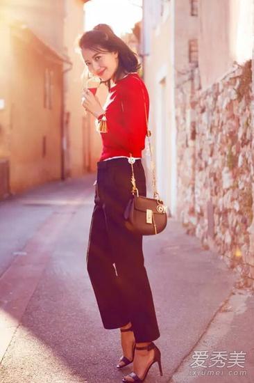 高圆圆小城街拍照