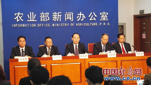 图为农业部副部长余欣荣在发布会上发言。中国经济网 佟明彪/摄