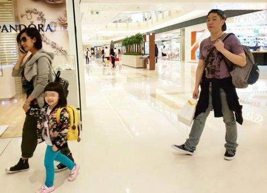 黄贯中陪妻女逛街街当挑夫