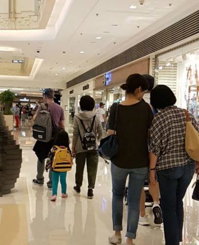 黄贯中陪妻女逛街街