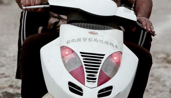 眼尖的网友发现了巡逻车上“彰化县警察局巡逻机车”字样