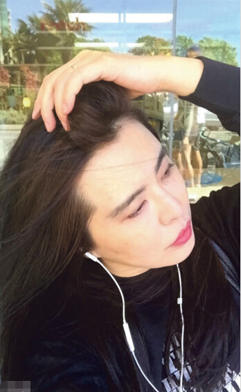 王祖贤听歌玩自拍，轻拨秀发的左手被留意到无名指戴着戒指，粉丝猜测是否已闪