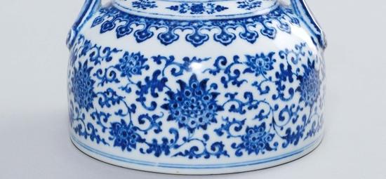 清乾隆 青花缠枝灵芝花卉纹如意耳葫芦瓶

（细节图）