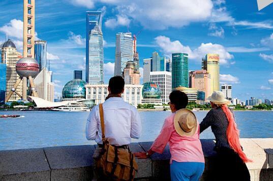 “买房贵”已然成为一线城市繁荣下的一片荫翳，而事实上，一线城市房租的上涨势头不输房价。一位上海房屋中介称，“今年和去年没得比，比较便宜的一居室刚出来就被抢光了，现在80、90平米的两居室都要价8000元”。《中国经济周刊》第17期杂志刊发的《买房贵？上海房租涨幅不输房价》引发舆论热议：连老外都吐槽上海房租越来越高，刚毕业的小白领真能租得起《欢乐颂》里的豪宅吗？