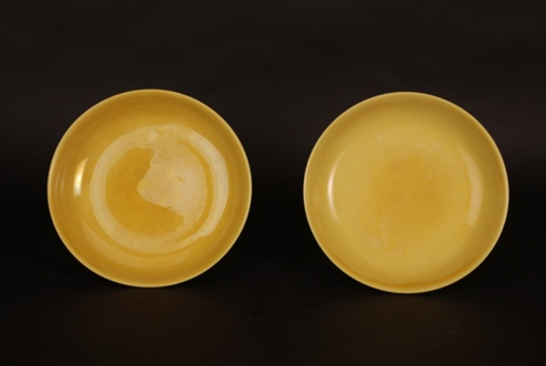 明正德浇黄釉撇口盘（一对）俯视