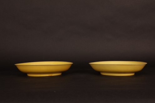 明正德浇黄釉撇口盘（一对）-正面