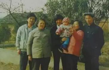 △陈满（左一）和家人的最后一张合影