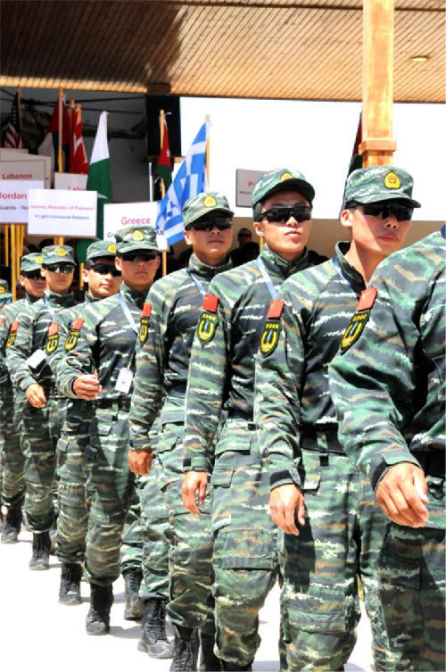 参加国际特种兵比武的中国队队员入场。.jpg
