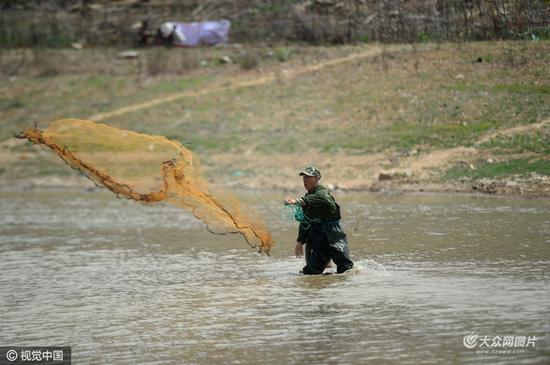 水库无水下泄，下游河道变池塘（图片作者:御宁/视觉中国）
