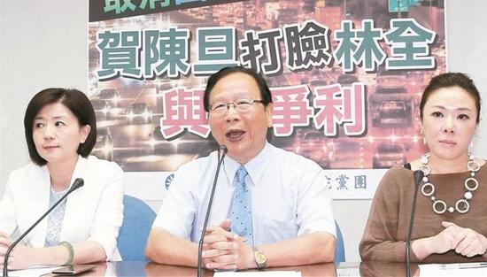 国民党“立法院”党团昨天上午由书记长林德福(中)，痛批新“交通部长”贺陈旦，提出取消端午节高速夜间免收费措施。(图片来源：台湾《联合报》)