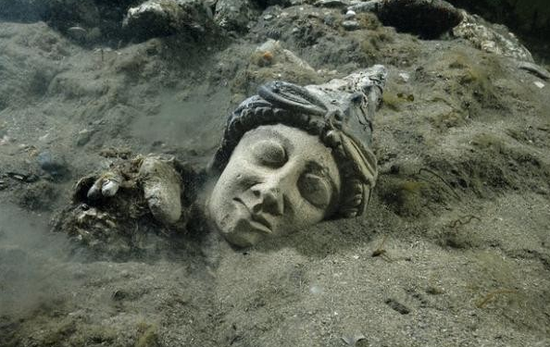 被潜水员挖掘出来的一个头像