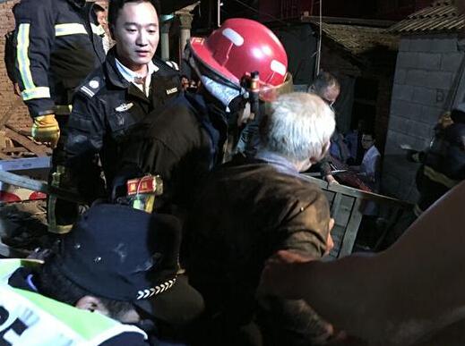 独居老人正在看电视 两层楼的老房子突然塌了