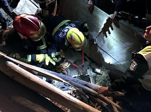 独居老人正在看电视 两层楼的老房子突然塌了