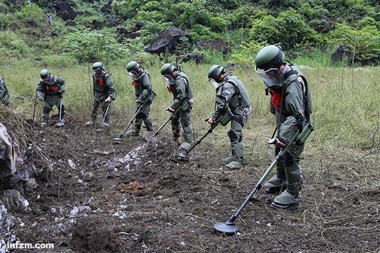 多型号地雷组成的混合型雷场，颇让工兵头疼，它们或深埋地下，或藏在石缝里，或掩于溪边。资料图