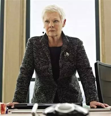 电影中007的上司M女士便是一位“英国大妈”。