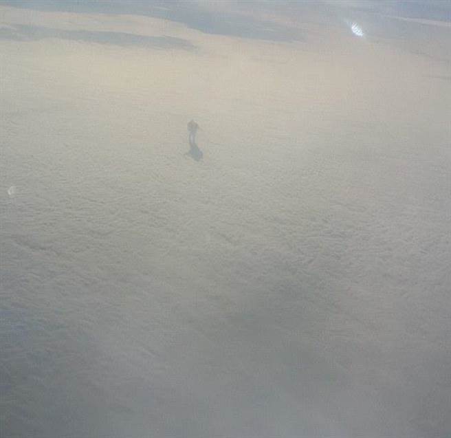 有些比较理性的网友则说，这其实是一家发电厂的两道烟堆迭在对方上面。