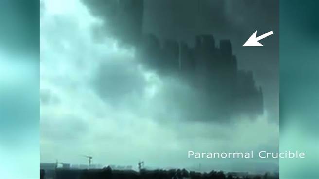 去年十月，有成千上万的中国人声称他们看到了在天空中「漂浮的城市」。