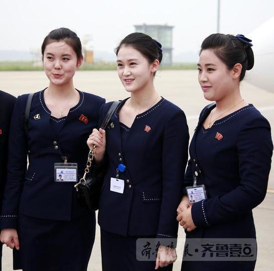 面对镜头，朝鲜空姐们略显羞涩