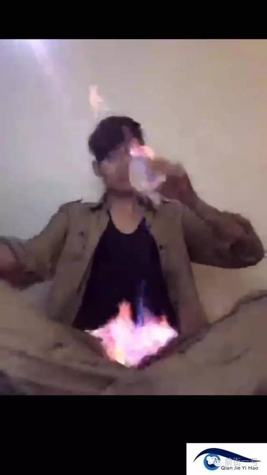 小黄直播视频“喝火酒”，酒精不慎烧到其裆部。.jpg