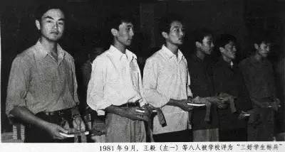 “他写文章不是一般的好，我作文一般4分，他从来都是5+，”王毅的一位同学说，“他高考语文考了八九十分，这是非常高的分数，是我们班第一。”