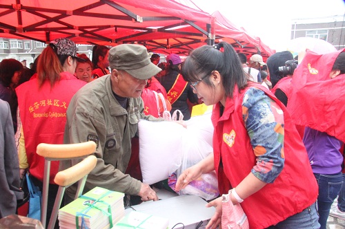 社区工作人员正在为贫困居民发放生活用品.JPG