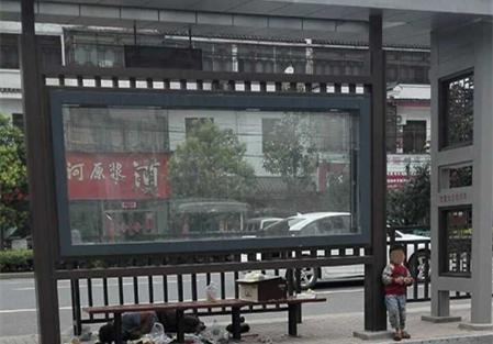 3岁男童叼烟拦车乞讨：睡公交站台 其父拒绝救助