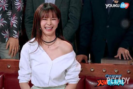 1466303978759370.jpg 沈梦辰愣是把好好的衬衫穿出了一股风尘味.jpg