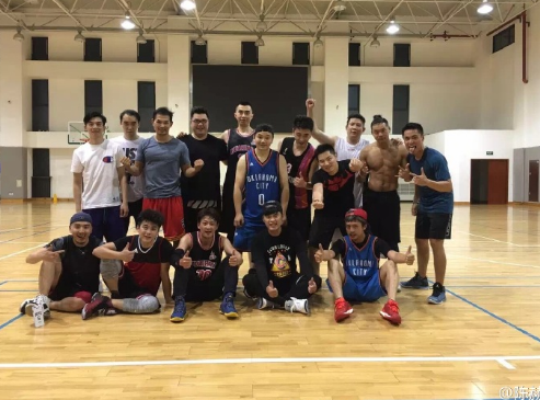 陈赫邓超夜里运动了一把 老邓头胡子拉碴显老态