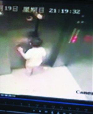 3岁男童被困电梯 父母撬门缝递手机稳定情绪