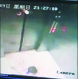3岁男童被困电梯 父母撬门缝递手机稳定情绪