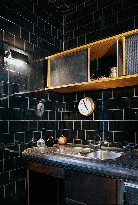 黑色瓷砖拼贴的厨房