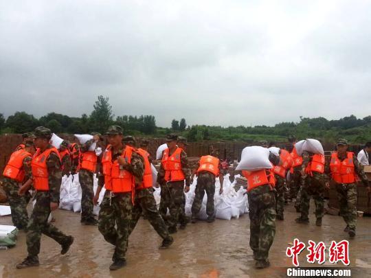 湖北阳新一截流港出现溃口 1.1万人需紧急转移