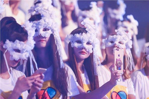 史上最尴尬！杭州网红脸识别大战 亲妈找了十几分钟认错女儿