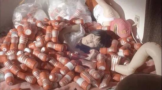 《我们都是超能力者》剧照，演员真野惠里菜躺在一堆Tenga里