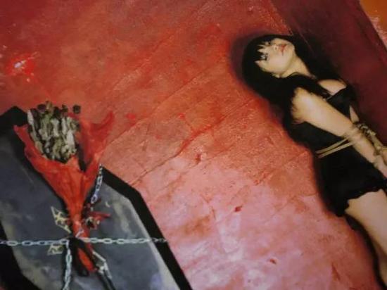 日本摄影艺术家荒木经惟作品《愛奴ルンルン》（新潮社出版），模特花井美里，绳师有末剛。