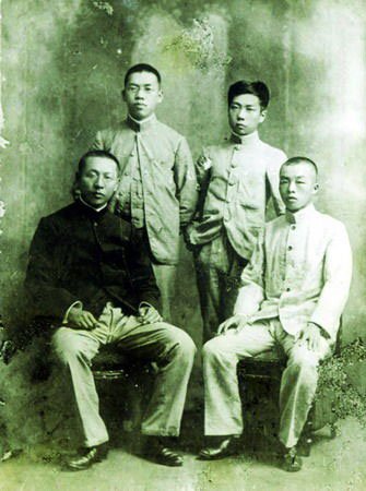 鲁迅与绍兴籍留日学生合影，1904年摄于日本东京。