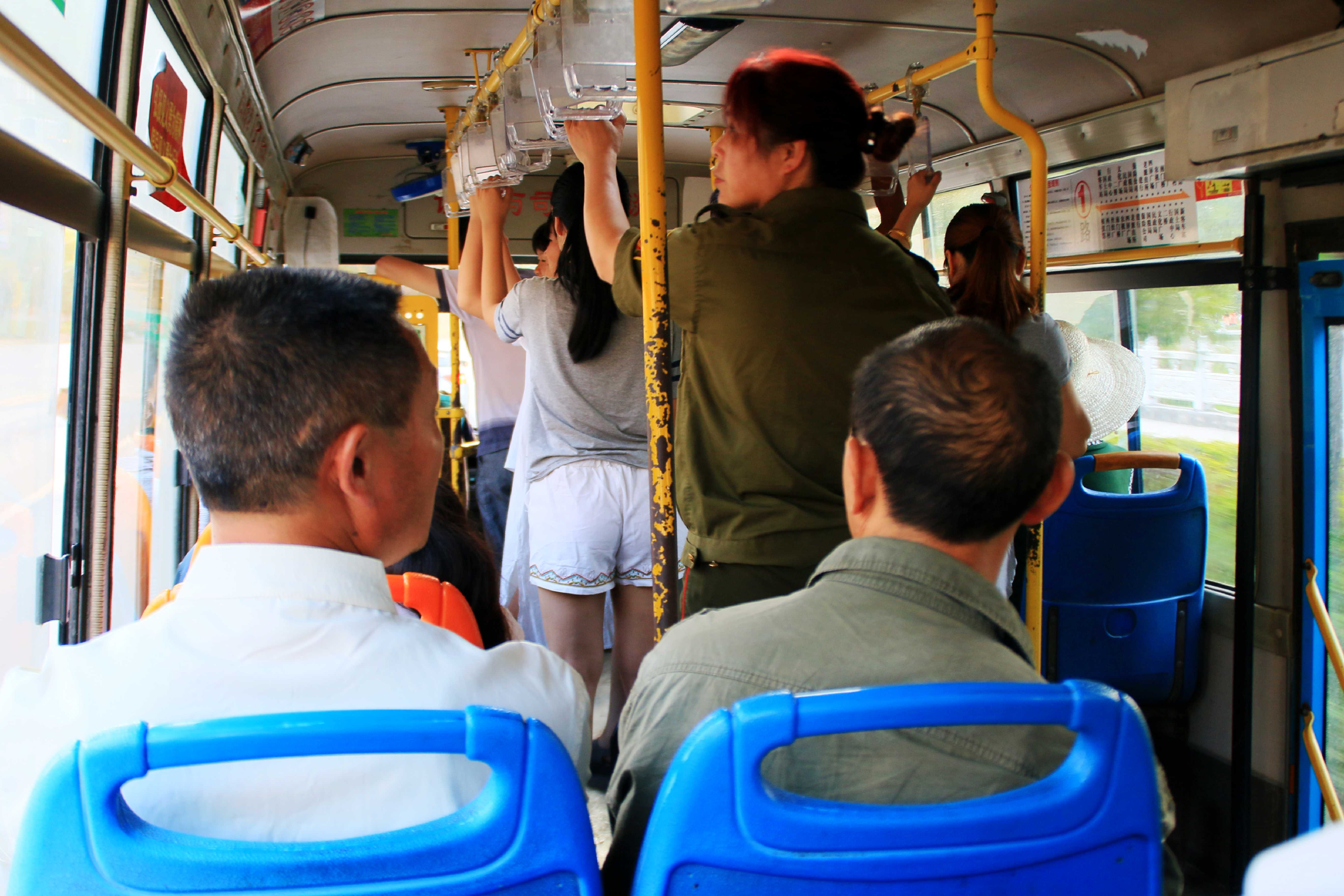 1469673968937103.jpg 图为黄平县免费为复退军人提供公交服务.jpg